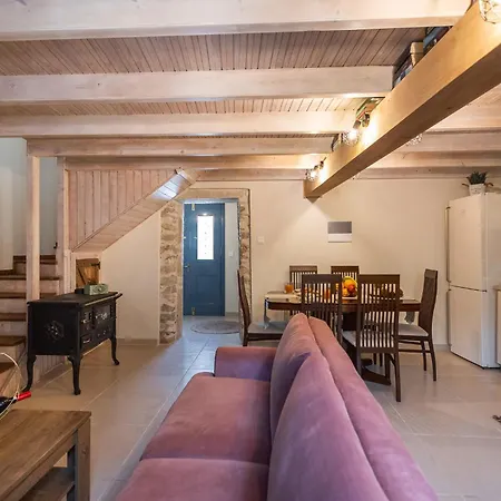 Sanctuary 1887 بيت للعطل Petáleia